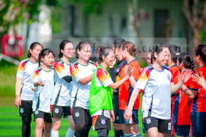 金色圆环中央有电话听筒和信封轮廓